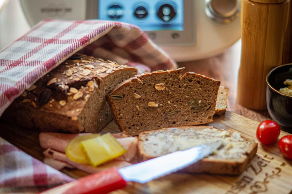 Vollkornbrot Thermomix®: 18 Scheiben, 70 Min, ohne Sauerteig 1 Schnelles Vollkornbrot aus dem Thermomix®