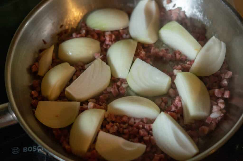Schaschliktopf Thermomix®: 4 Portionen, 120 Min, klassisch 7 speck zwiebeln in pfanne