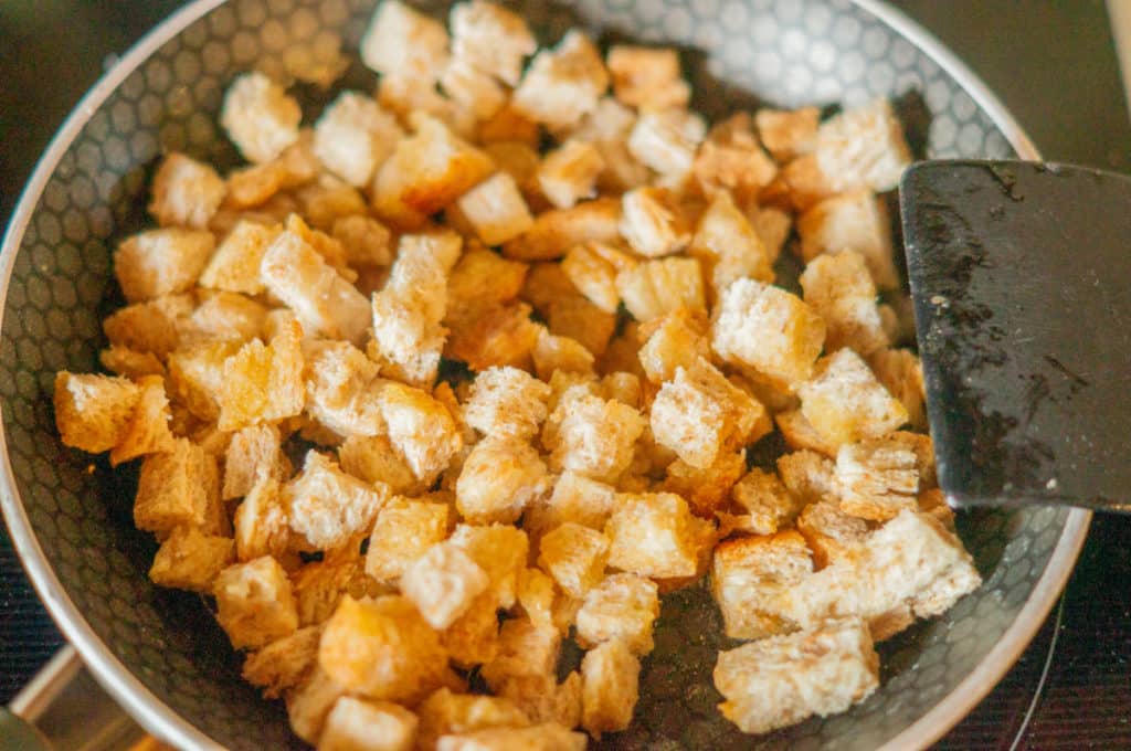 Pastinaken-Karotten Suppe Thermomix®: ohne Sahne cremig 12 brotwuerfel pfanne