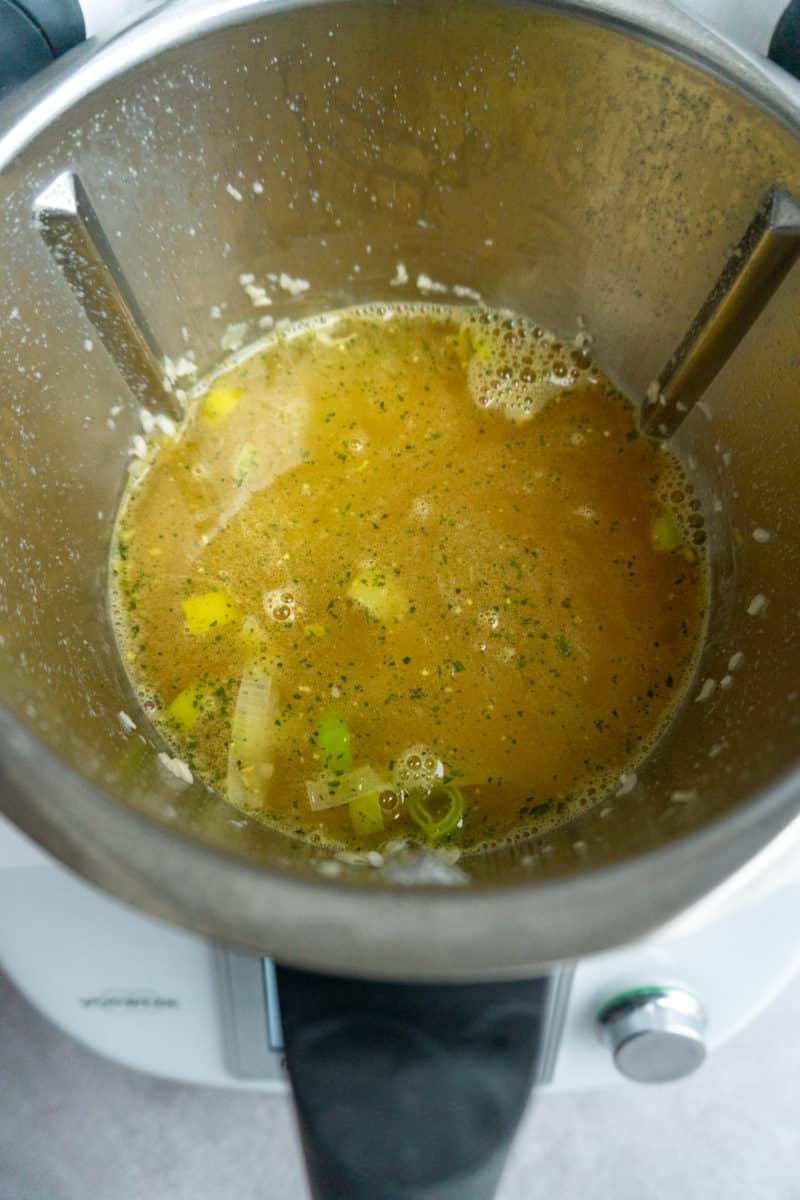 Grünes Gemüse aus dem Thermomix® Varoma® 3 Brühe im Thermomix®