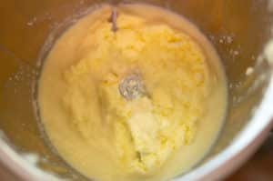 Buttermilch und Butter im Mixtopf