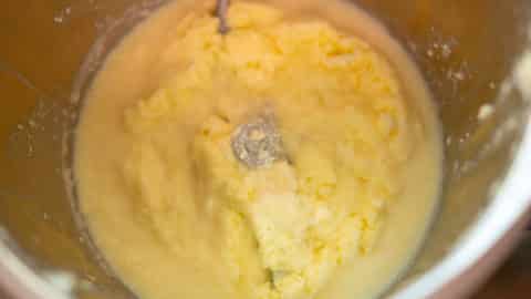 Buttermilch und Butter im Mixtopf