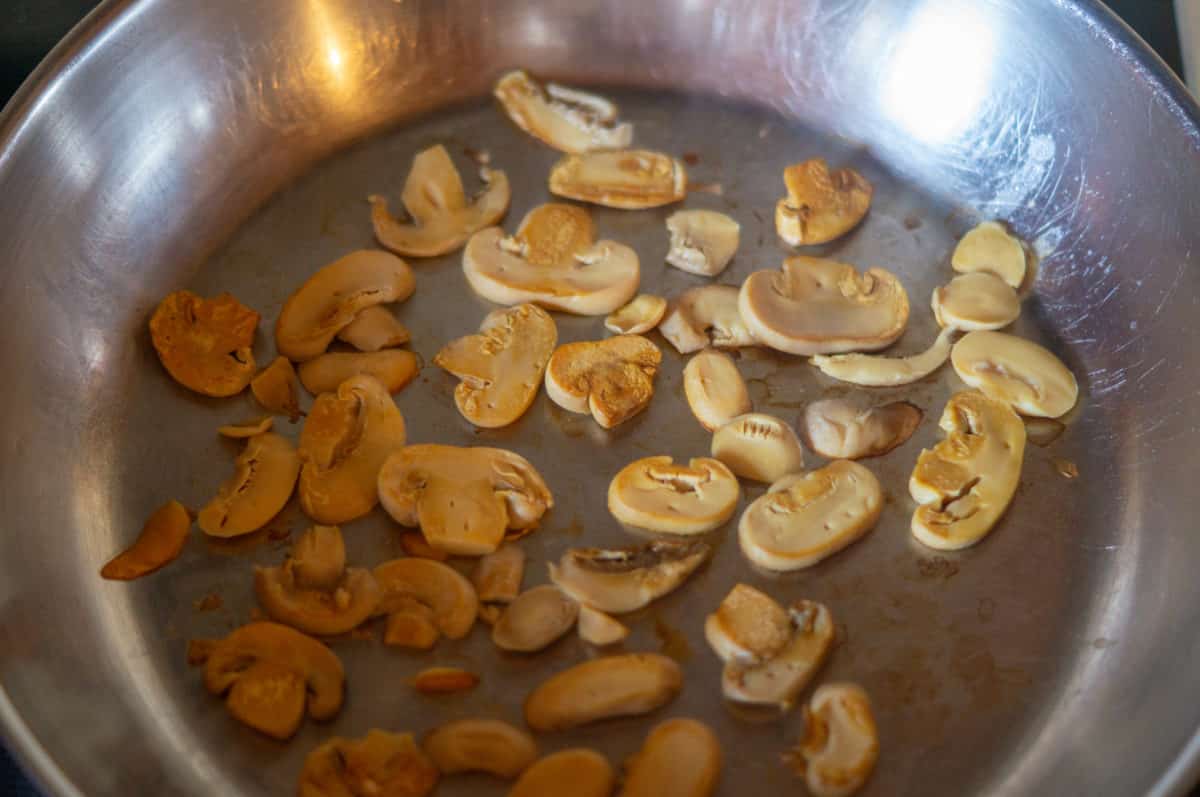 Sauce Cédard aus dem Thermomix®- Abwandlung Sauce Hollandaise 2 Champignons in der Pfanne anbraten