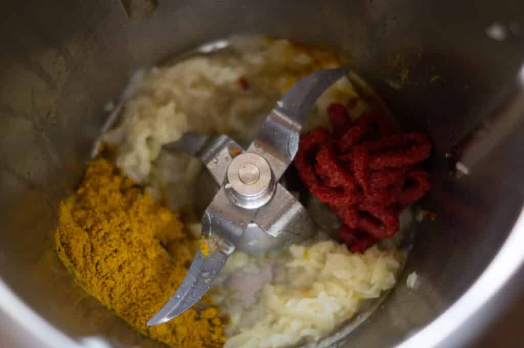 Currywurst Topf Thermomix®: Soße ohne bittere Note 7 curry tomatenmark in mixtopf geben