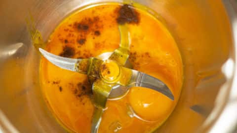 Eier und Gewürz im Thermomix Mixtopf