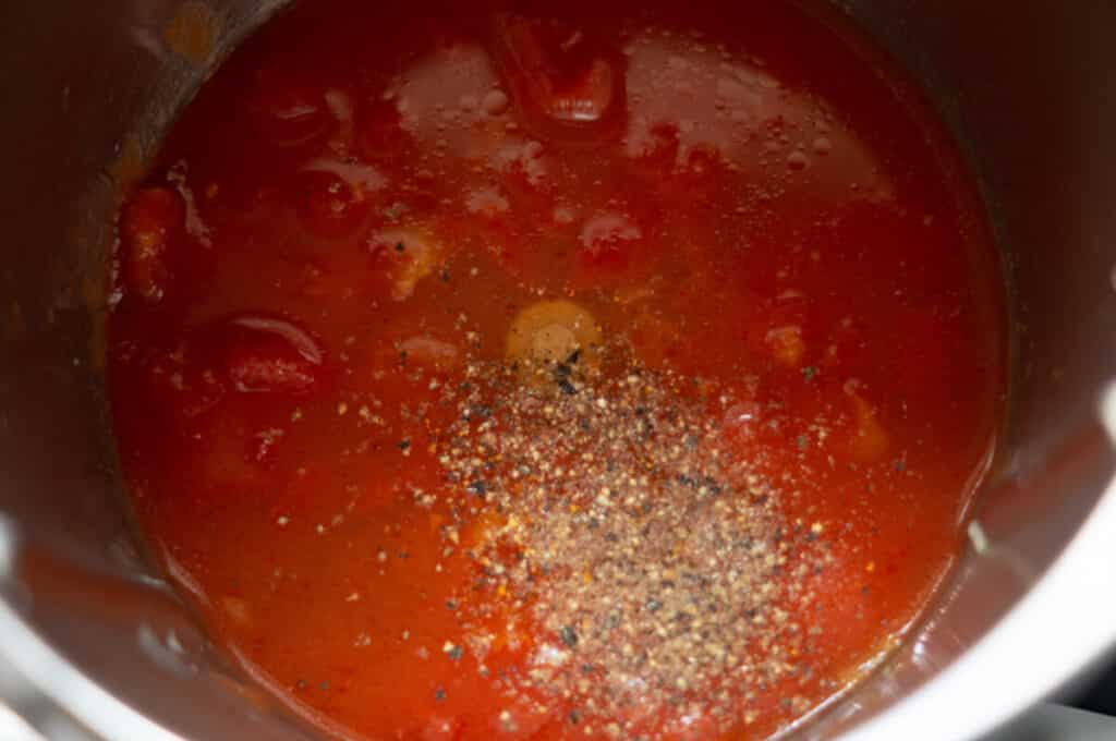 Currywurst Topf Thermomix®: Soße ohne bittere Note 8 gehackte tomaten in den mixtopf geben