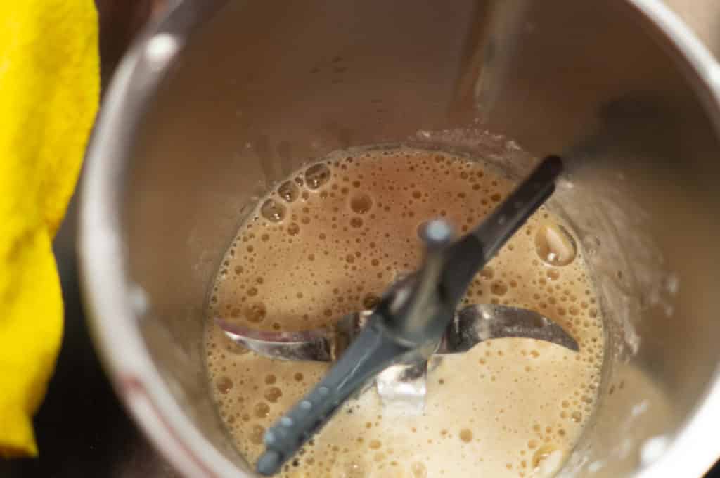 Hefe selber machen mit dem Thermomix® 5 hefe im mixtopf ruehren
