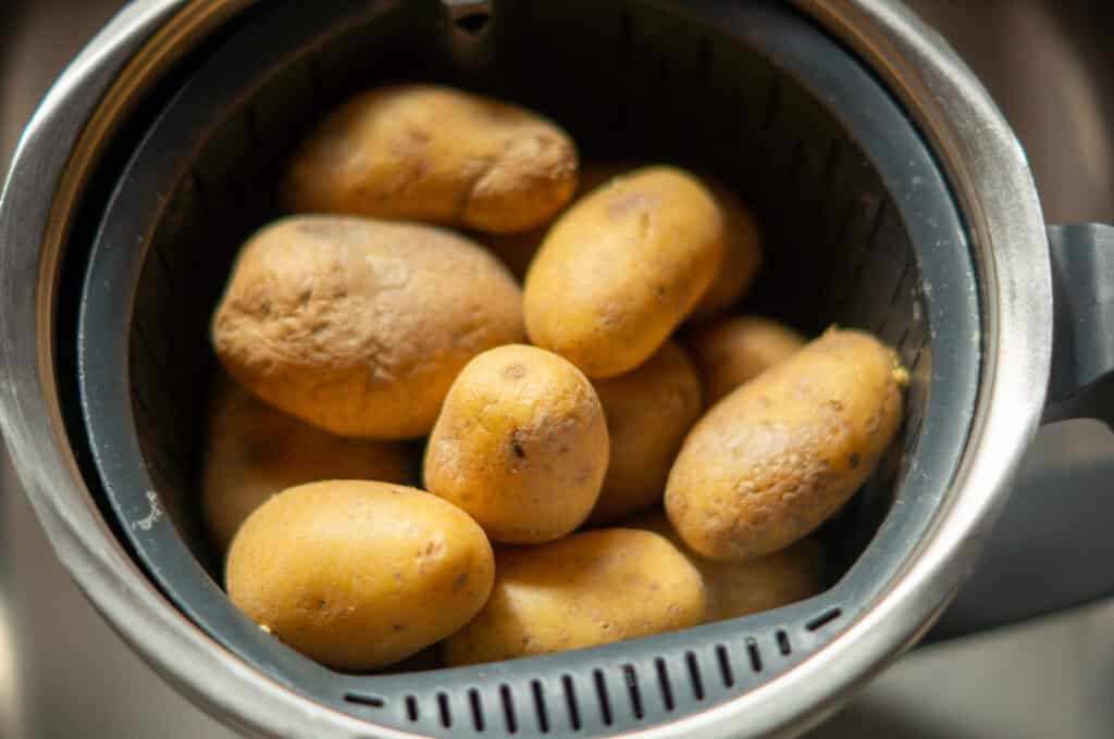 Schwäbischer Kartoffelsalat Thermomix®: ohne Mayo, saftig 5 kartoffeln im thermomix gareinsatz