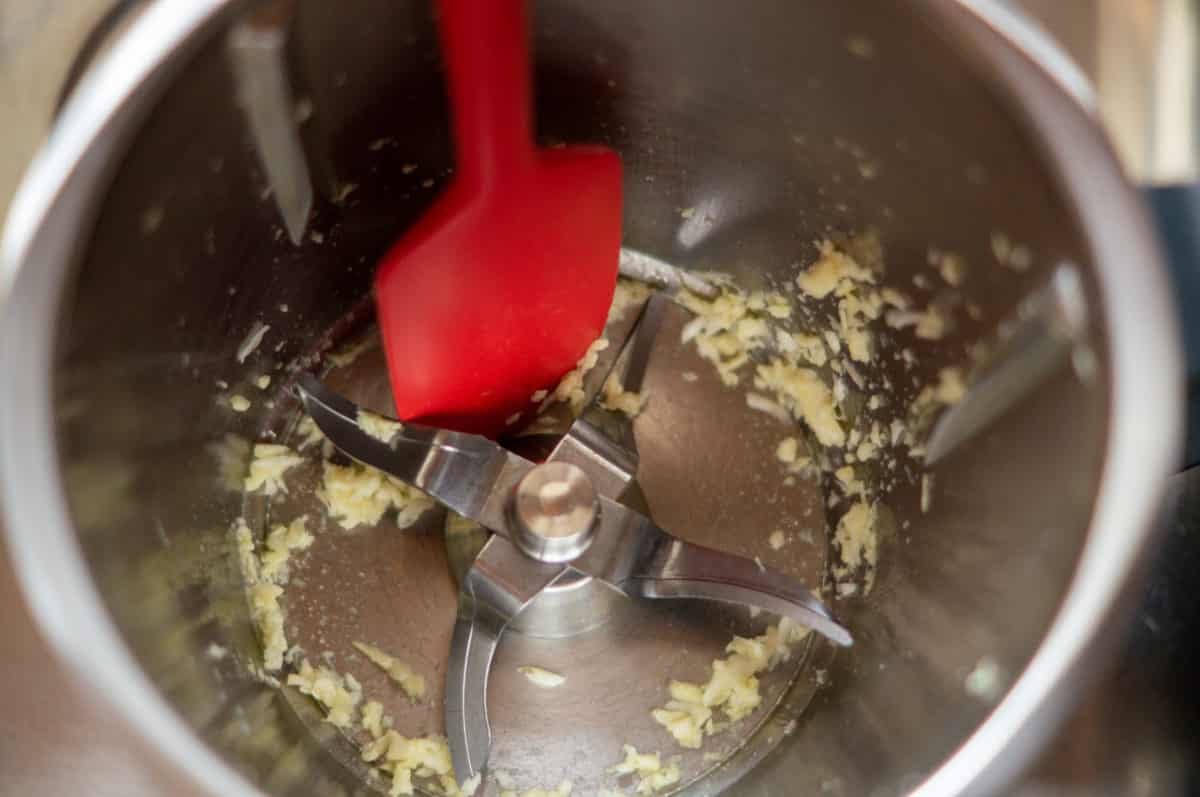 Pizza-Röllchen aus dem Thermomix® 3 Knoblauch hacken im Mixtopf Thermomix