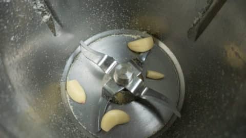 Knoblauch im Mixtopf zerkleinern