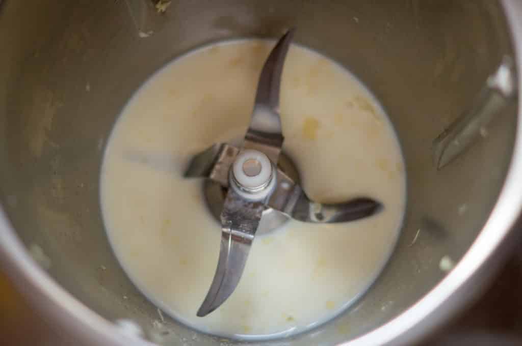 Aioli ohne Ei Thermomix®: cremig mit Milch statt Eigelb 5 milch knoblauch mixtopf step3