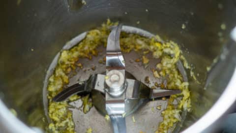 Knoblauch, Ingwer, Öl im Mixtopf des Thermomix