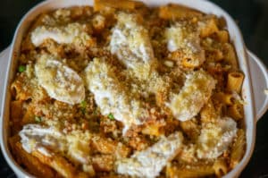 Rigatoni al forno bereit für den Backofen