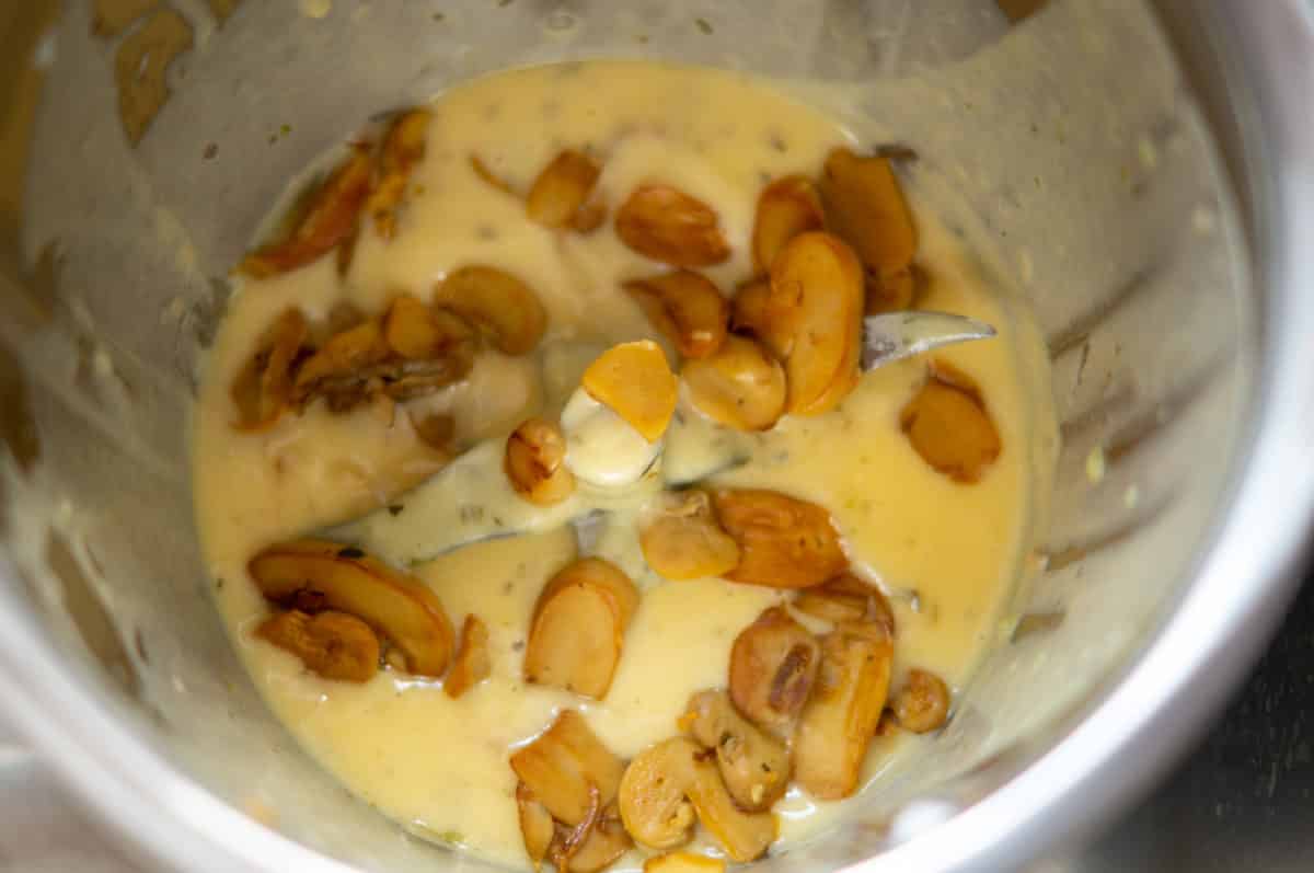 Sauce Cédard aus dem Thermomix®- Abwandlung Sauce Hollandaise 3 Champignons unter Sauce Hollandaise heben