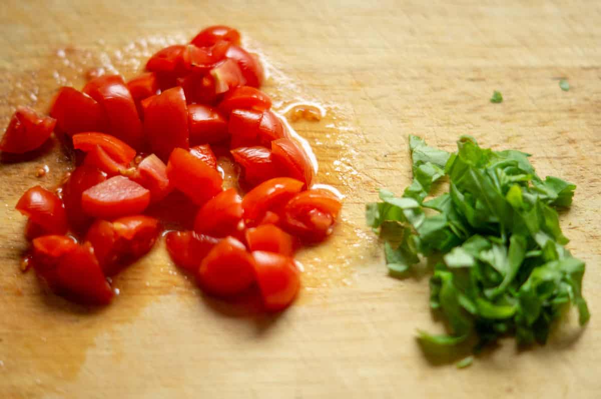 Tomaten-Hollandaise aus dem Thermomix® 5 Frische Tomaten und Basilikum