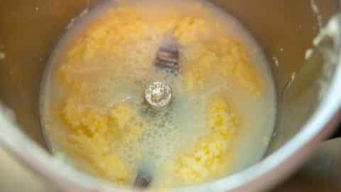 Butter und Wasser im Mixtopf