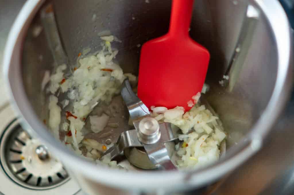 Chili-Cheese-Nachos aus dem Thermomix® 7 zwiebeln zerkleinern im thermomix