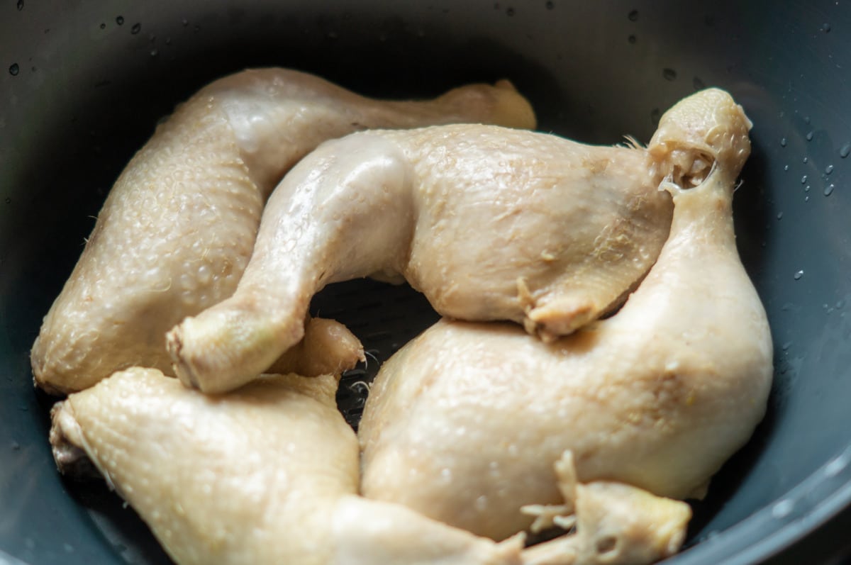 Hühnersuppe Thermomix® (800 g Keulen, Varoma, 70 Min) 10 haenchenkeulen gedaempft im varoma