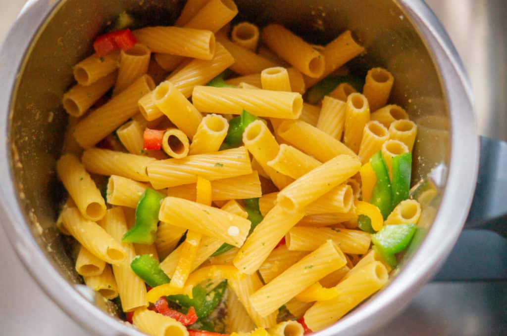 Hähnchen-Paprika-Tortiglioni Thermomix®: One Pot 30 Min 9 tortiglioni im mixtopf