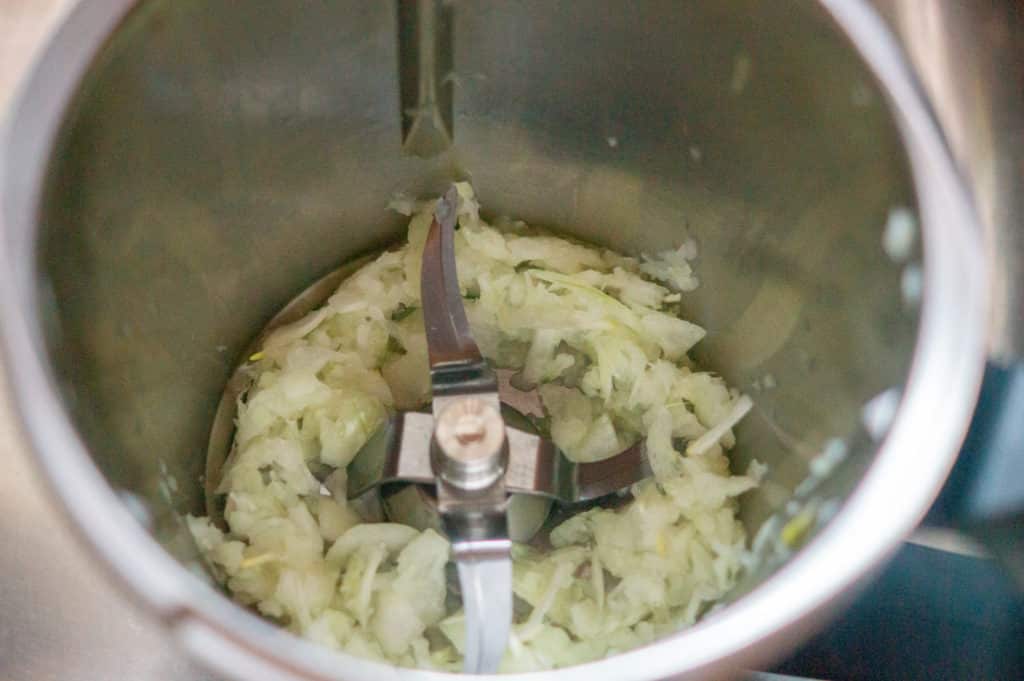Hühnersuppe Thermomix® (800 g Keulen, Varoma, 70 Min) 5 zerkleinerte zwiebel im mixtopf 2
