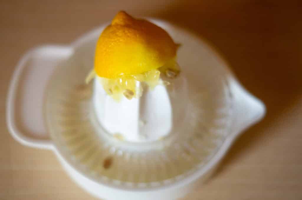 Bärlauchbutter aus dem Thermomix® 4 zitrone auspressen