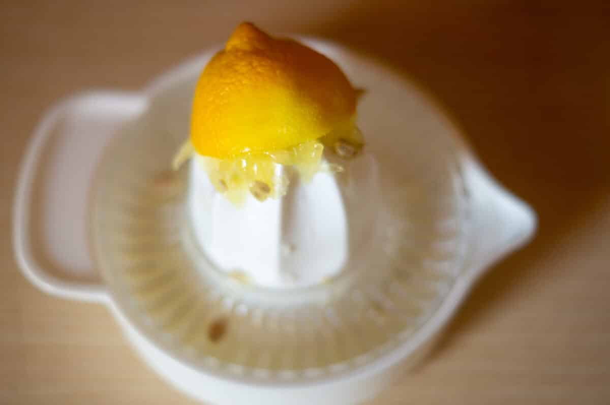 Saftiger Pfirsichkuchen aus dem Thermomix® 2 Zitrone auspressen