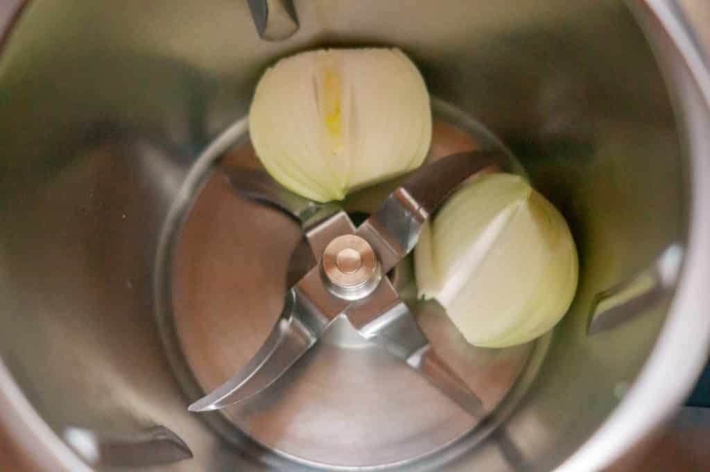 Hühnersuppe Thermomix® (800 g Keulen, Varoma, 70 Min) 4 zwiebel im mixtopf zerkleinern 1