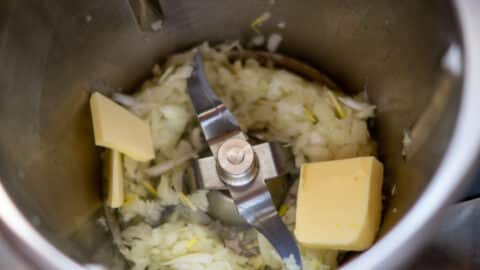 Zwiebeln in Butter im Thermomix® andünsten