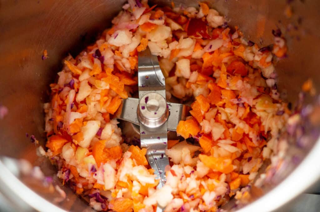 Karotten und Äpfel im Mixtopf zerkleinern