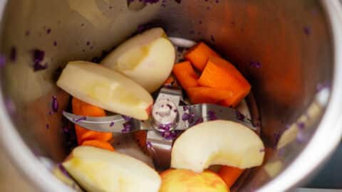Äpfel und Karotten im Thermomix