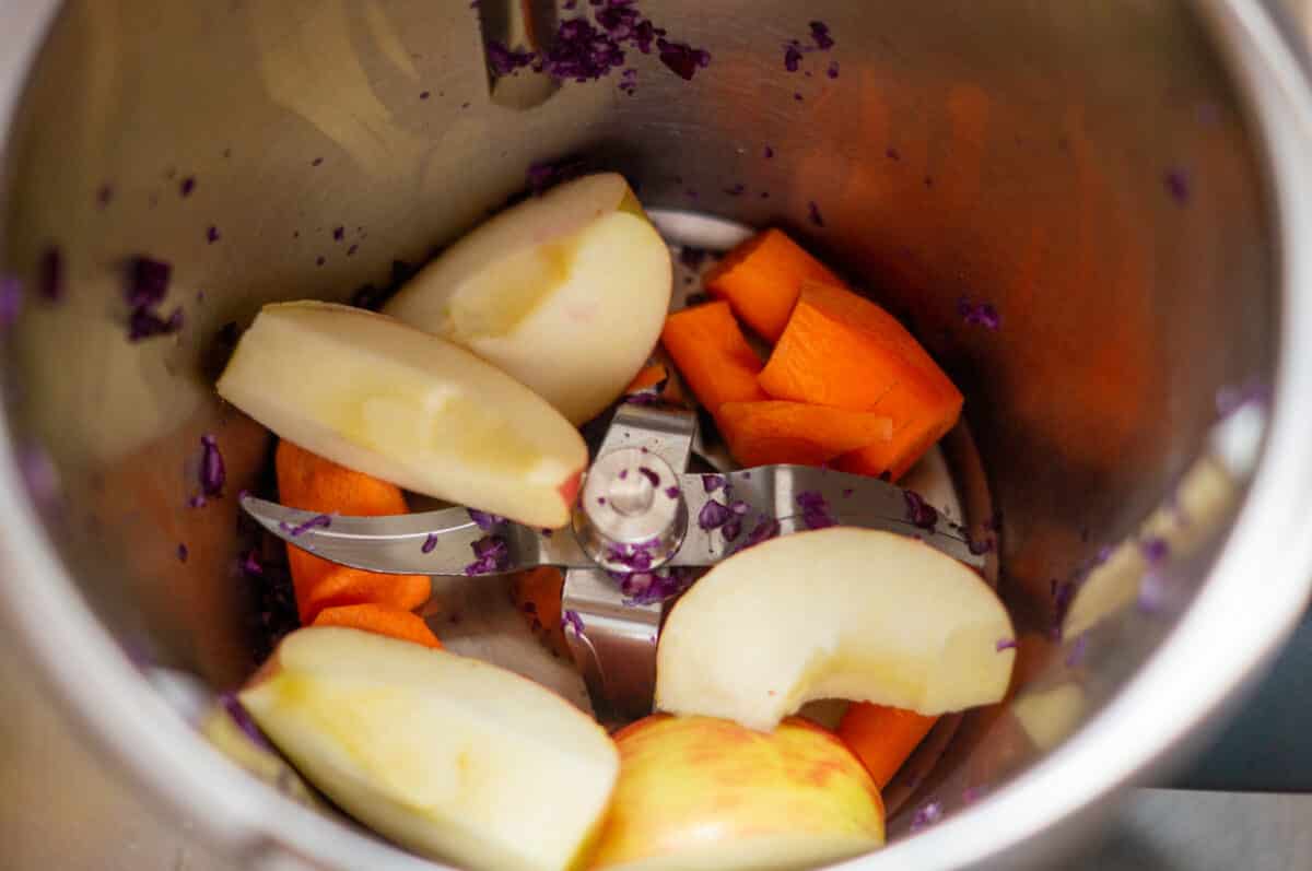 Rohkostsalat mit Honigdressing aus dem Thermomix® 7 Karotten und Kohlrabi im Mixtopf