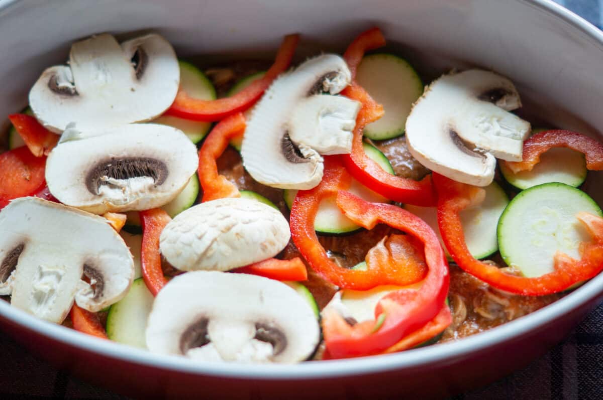Pizza-Auflauf aus dem Thermomix® 6 Gemüse-Auflauf verteilen