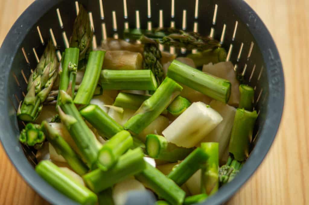 Schinken-Sahne Nudeln mit Spargel aus dem Thermomix® 12 gruener weisser spargel im gareinsatz