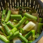 Weißer und grüner Spargel im Gareinsatz des Thermomix