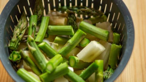 Weißer und grüner Spargel im Gareinsatz des Thermomix