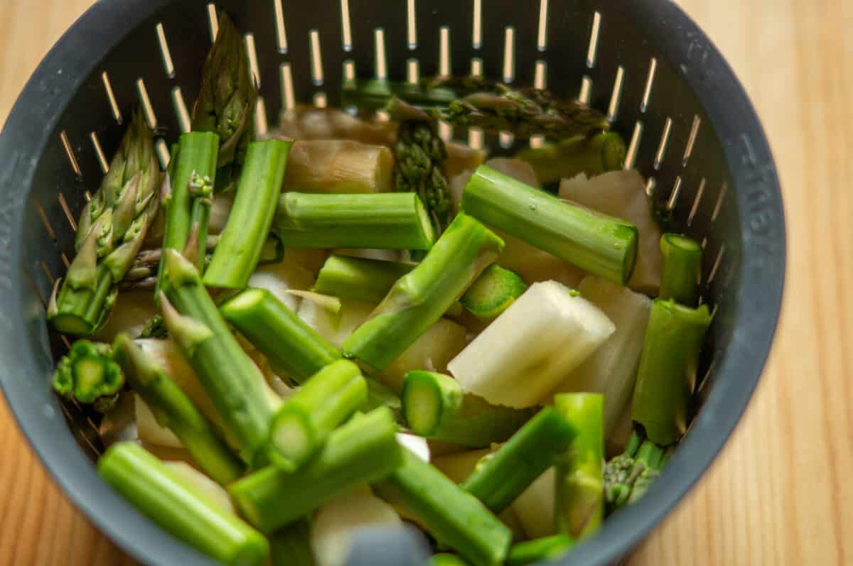 Schinken-Sahne Nudeln mit Spargel aus dem Thermomix® 3 Grüner und weißer Spargel im Gareinsatz