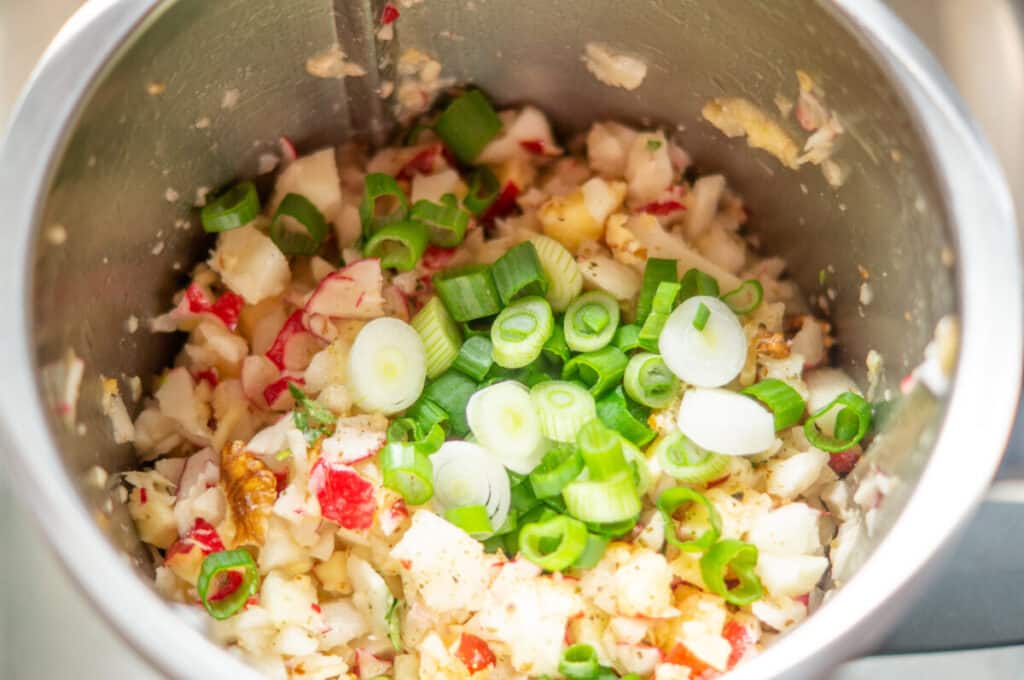 Kohlrabi-Radieschen-Apfel Salat aus dem Thermomix® 8 kohlrabi radieschen salat lauchzwiebeln