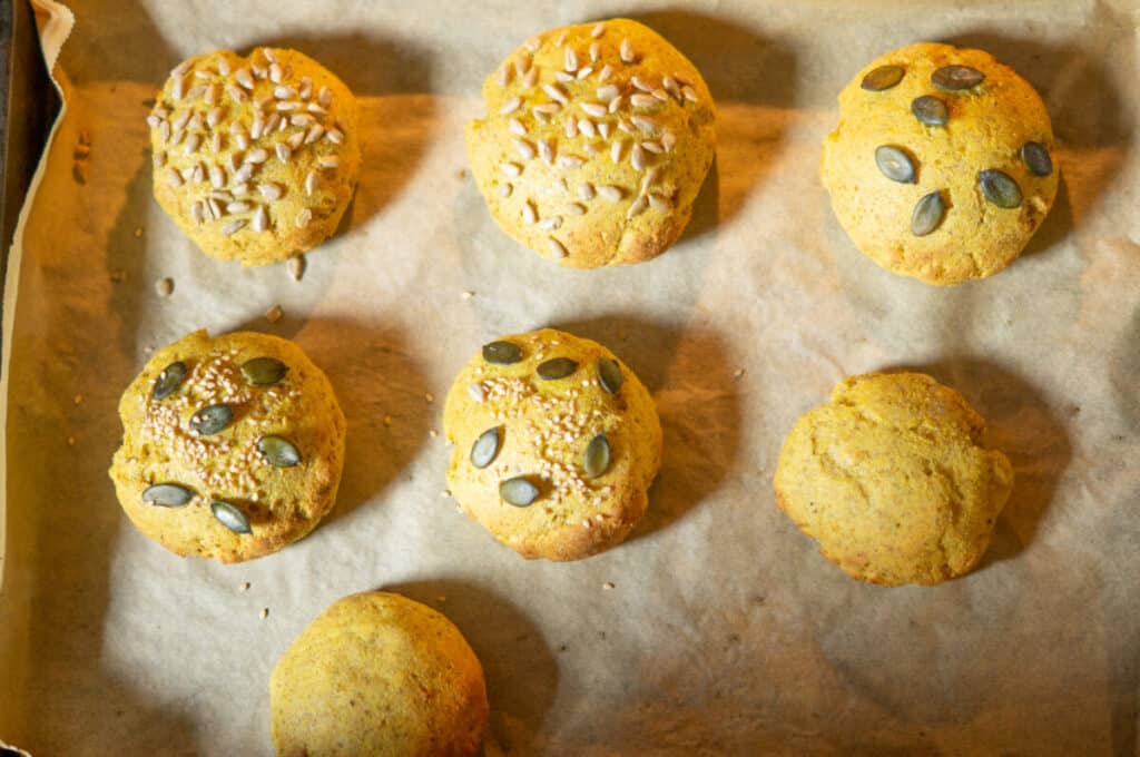 Low-Carb Brötchen ohne Mehl aus dem Thermomix® 12 low carb broetchen auf backblech