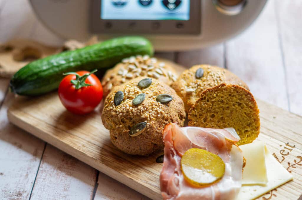Low-Carb Brötchen ohne Mehl aus dem Thermomix® 1 Low-Carb Brötchen ohne Mehl aus dem Thermomix®