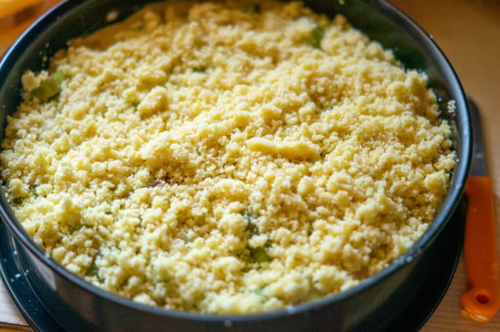 Käsekuchen mit Rhabarber und Streusel: 3-Schichten-Trick 12 rhabarber quarkmasse streusel auf kuchen verteilen