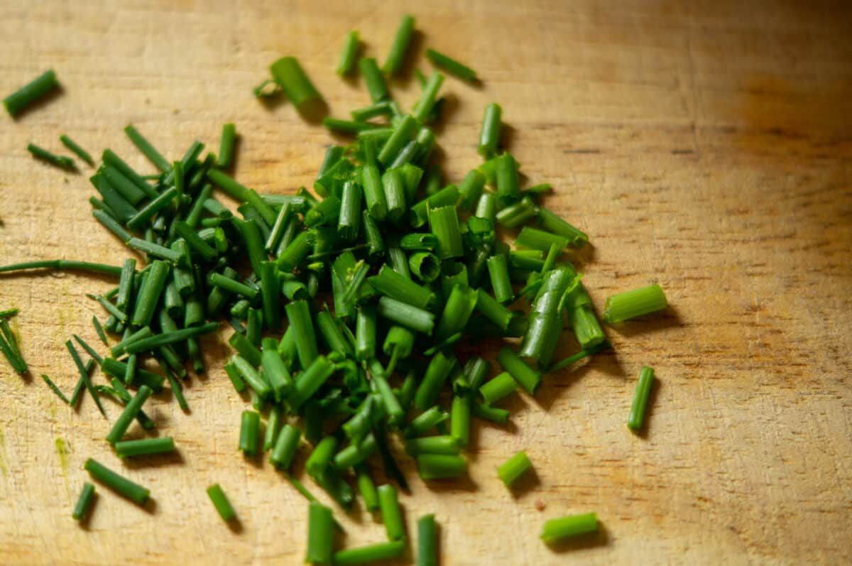 Schinken-Sahne Nudeln mit Spargel aus dem Thermomix® 10 Schnittlauch in Röllchen schneiden