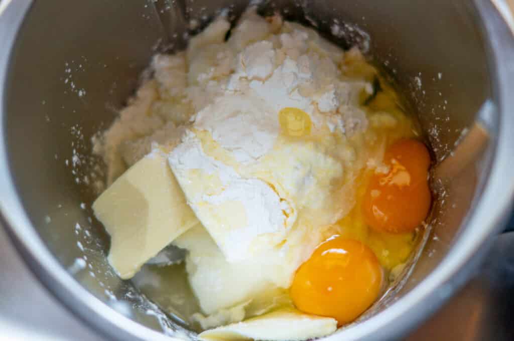 Käsekuchen mit Rhabarber und Streusel: 3-Schichten-Trick 10 zutaten kaesesahne fuellung im mixtopf