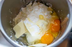 Zutaten der Käsesahne-Füllung im Mixtopf mischen