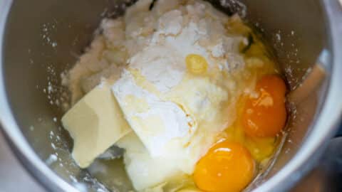 Zutaten der Käsesahne-Füllung im Mixtopf mischen