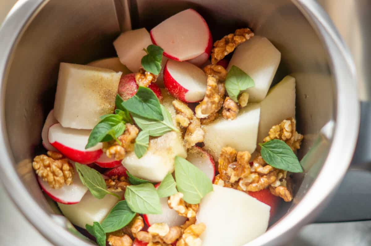 Zutaten Kohlrabi-Radieschen-Apfel Salat im Mixtopf