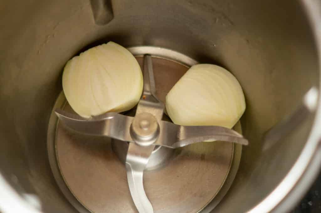 Sahnesoße aus dem Thermomix® 5 zwiebel halbieren in den mixtopf geben