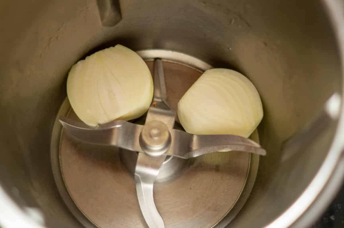 Gemüsesuppe Thermomix®: 4 Portionen, 35 Min, Klassiker 3 Zwiebel halbieren in den Mixtopf geben