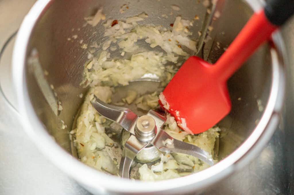 Pizza-Auflauf aus dem Thermomix® 10 zwiebeln zerkleinern im mixtopf