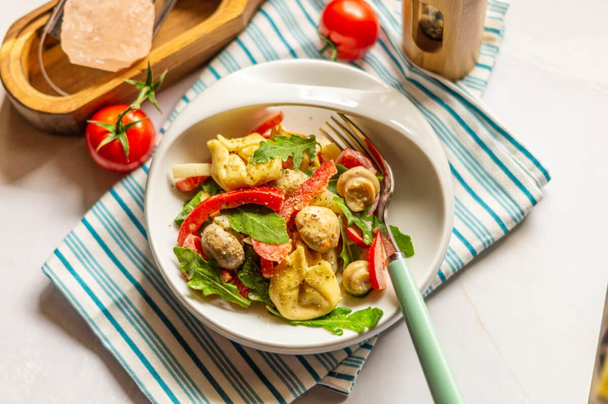 Tortellini-Salat Thermomix: dampfgegart statt matschig 8 Fertiger Tortellini-Salat von oben