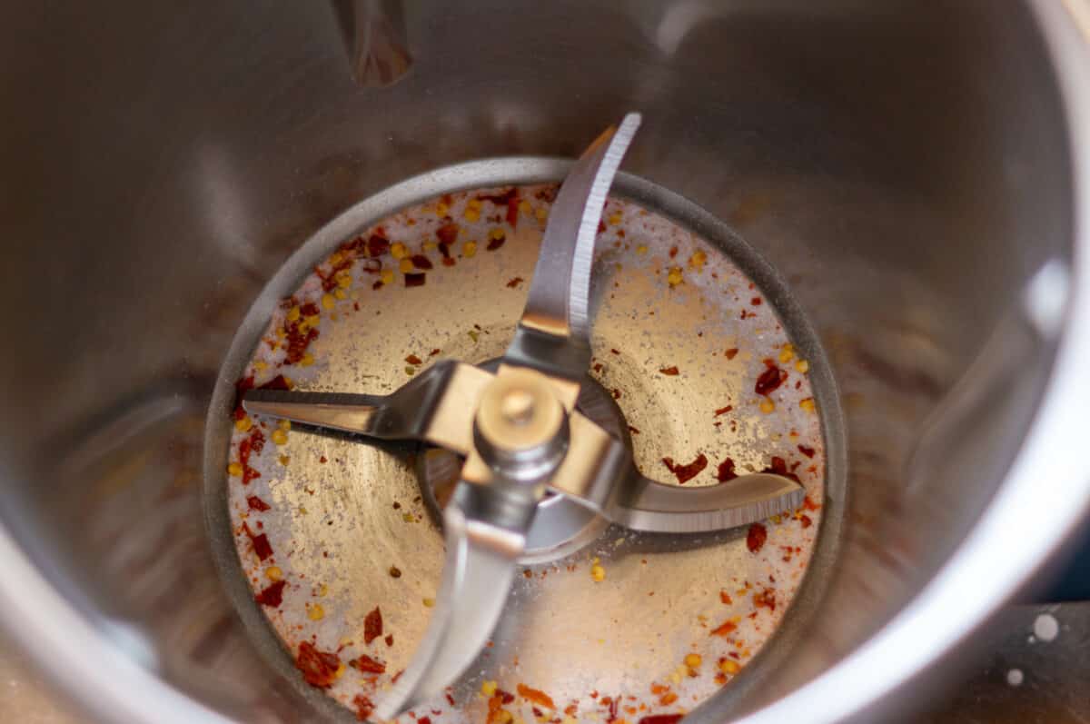 Erdbeerketchup aus dem Thermomix® 3 Chilischote zerkleinert im Mixtopf
